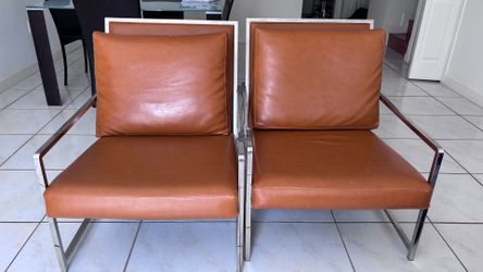 Caramel/Tan accent chair / Sillas decorativas