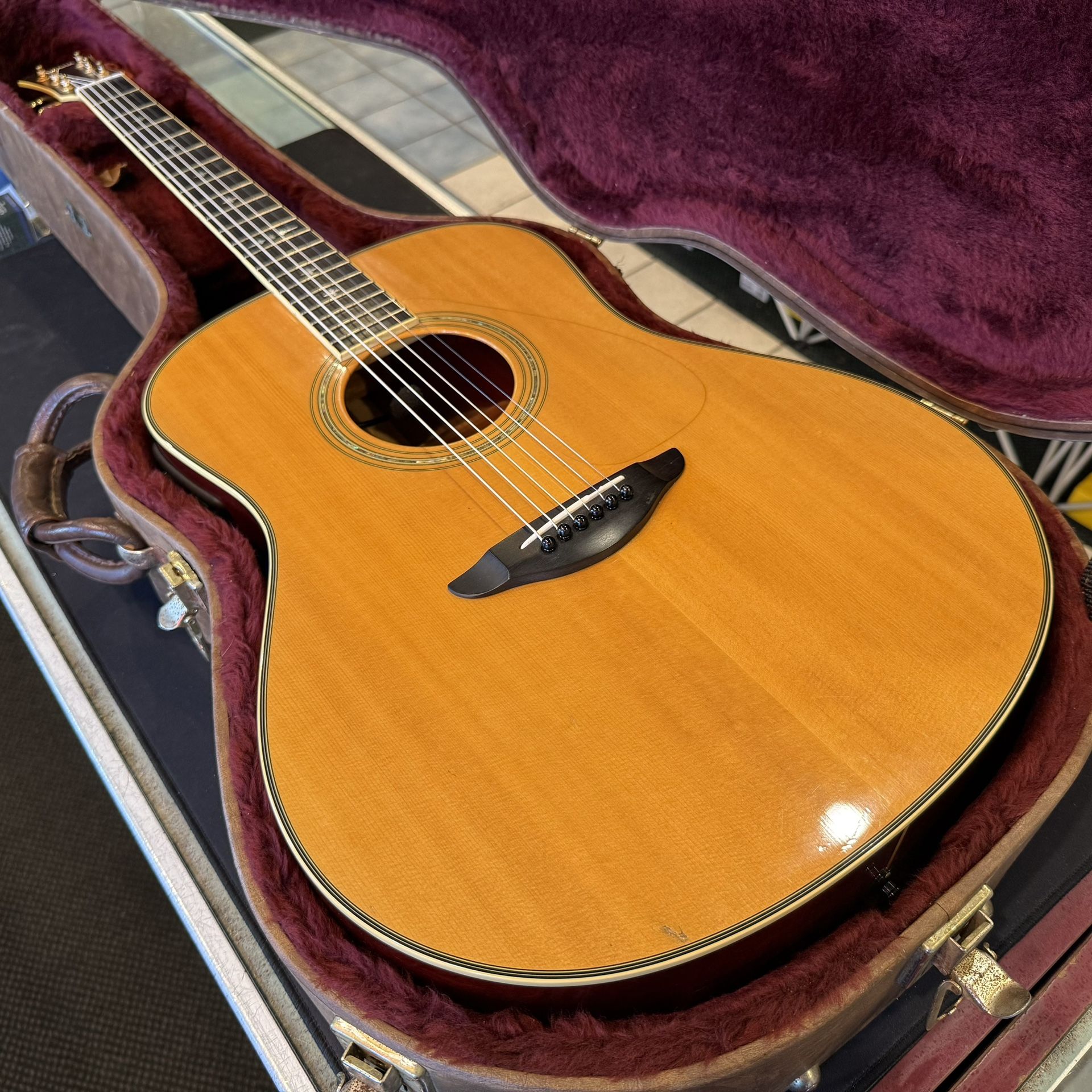 Yamaha LLX-400 Dreadnaught Acoustic Electric Guitar with Hardshell Case