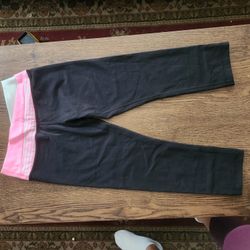 EUC LULULEMON CAPRI SIZE 4 