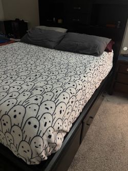 Queen size frame with drawers