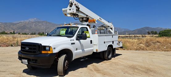 01 F550 V-10 35.5' Bucket truck