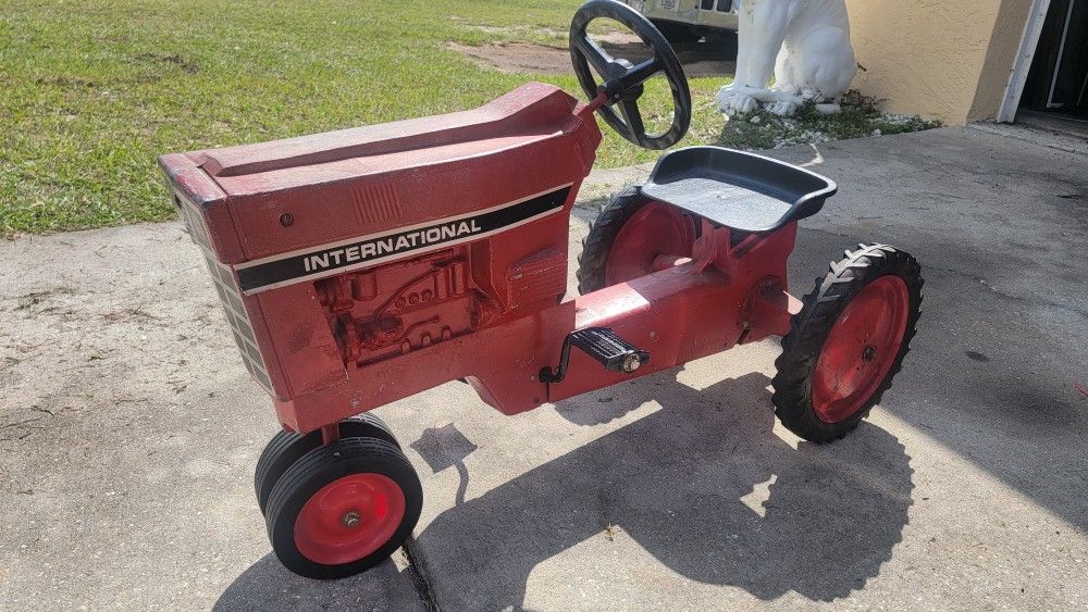 VINTAGE 1983 ERTL INTERNATIONAL TRACTOR PEDAL CAR MODEL 404
