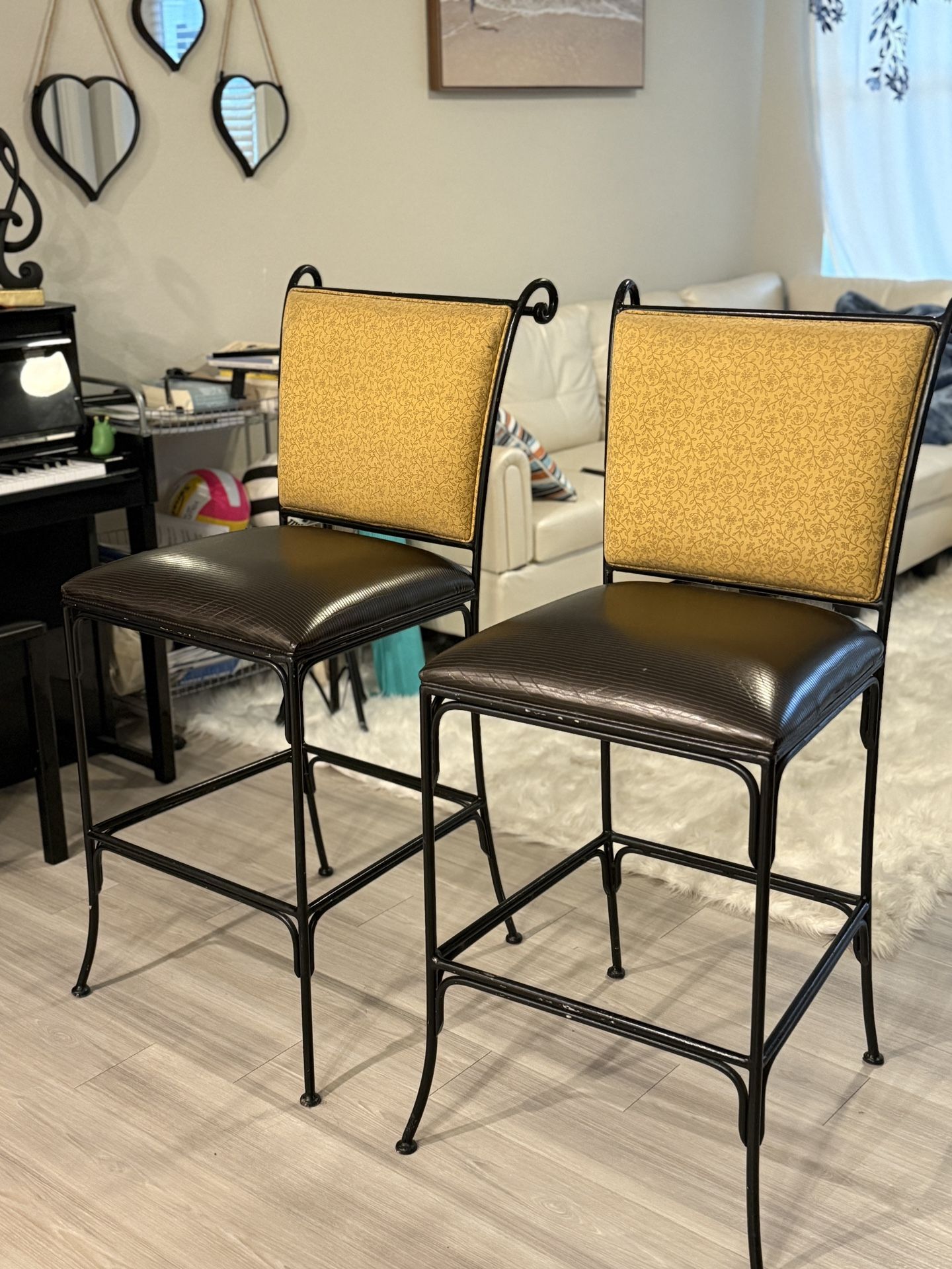 🪑 Elegant Bar Stools – Set of 2 – Excellent Condition!