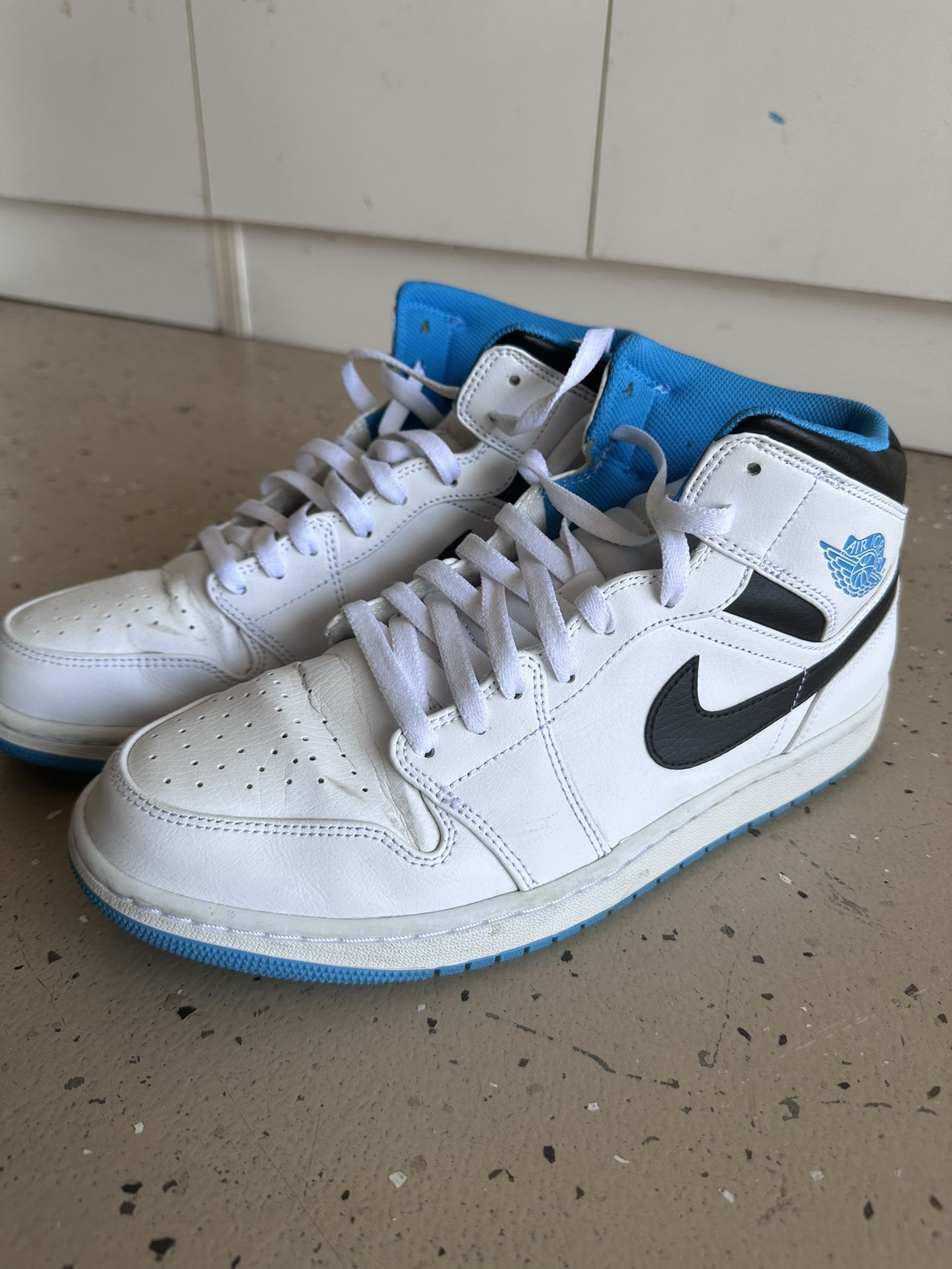 Nike Jordan 1 Mid Laser Blue
