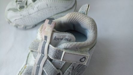 SKETCHERS SIZE 3 BABY OR TODDLER SHOES (VELCRO)