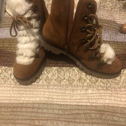 Bearpaw  Suede boots fur on the insideCat up in front size 6