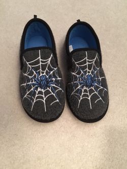 Boys slipper. Size 2-3
