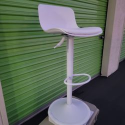 2 White bar stools With Hydraulic Lift