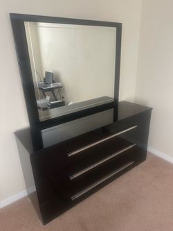 Black 3-Drawer Dresser with Large Mirror – Glossy Finish