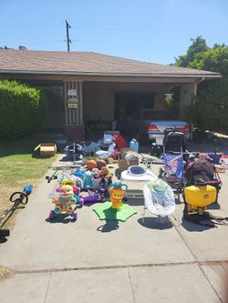 Garage/yard sale 2846 n. Cedar ave fresno 93703