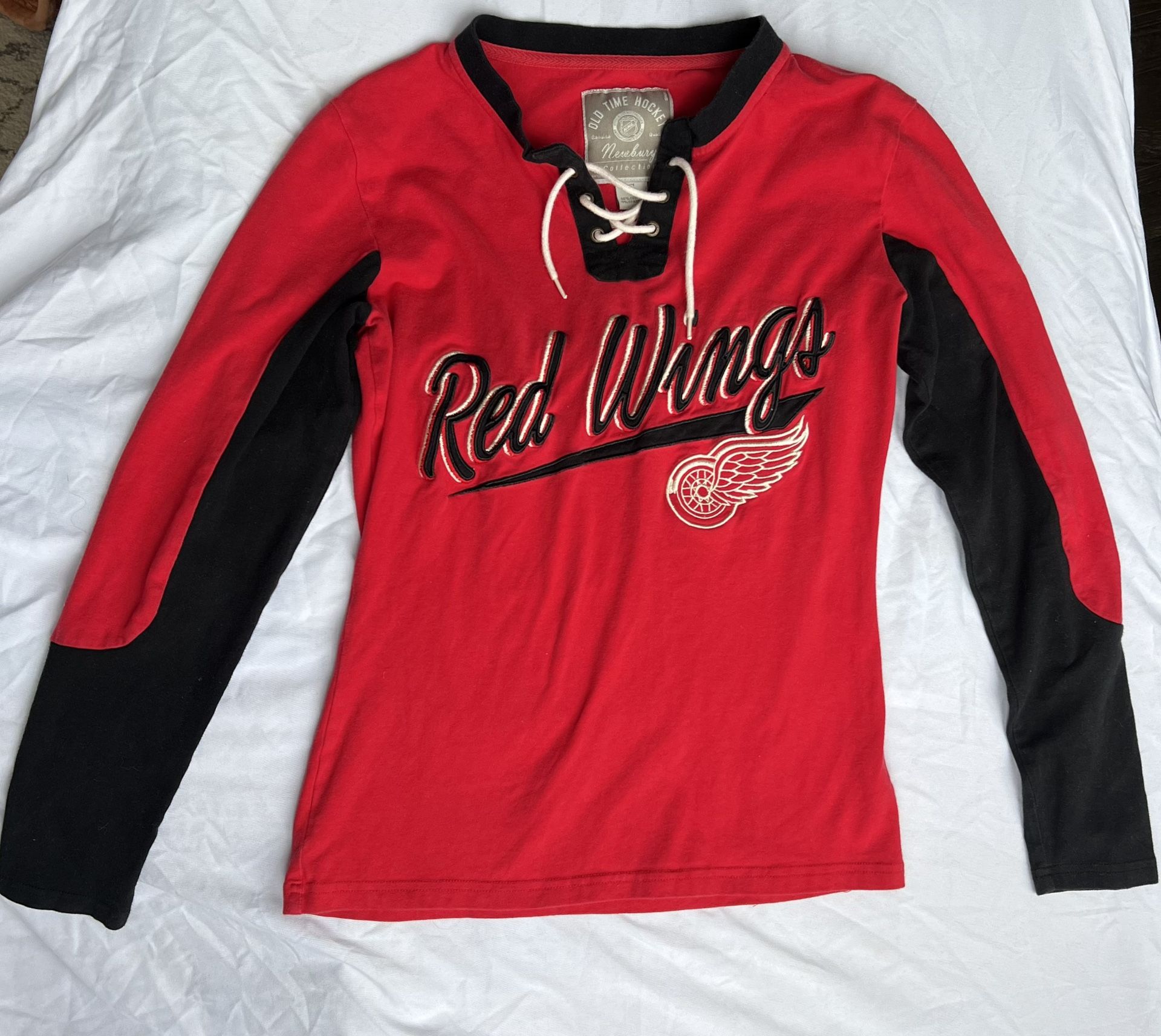Newbury Collection! NHL Red Wings Women’s Long Sleeve Black & Red Shirt