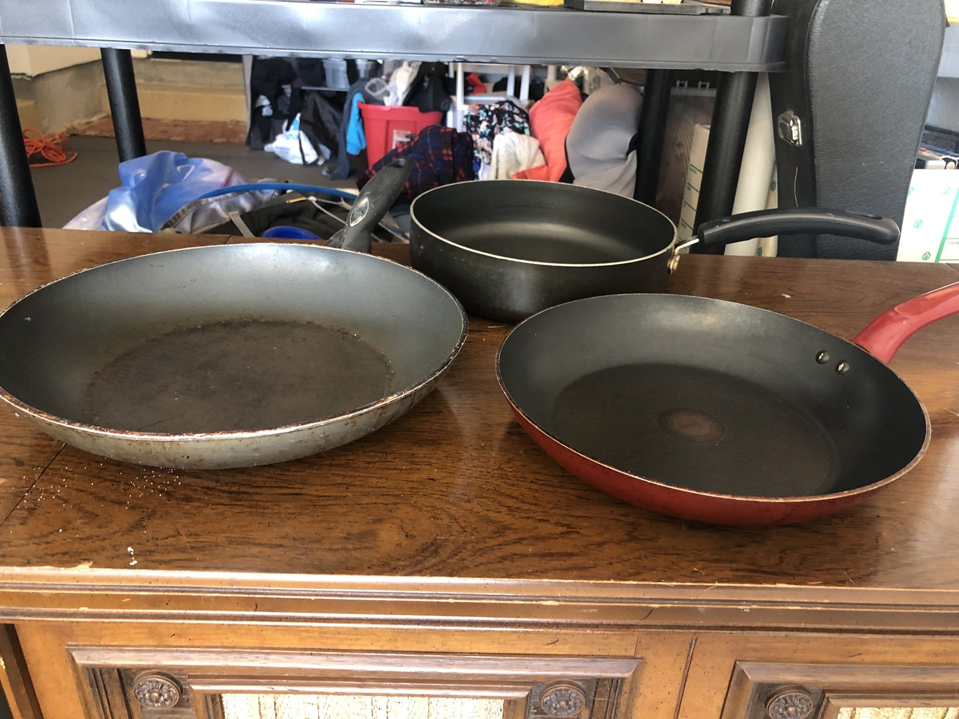 3 circular cooking pans