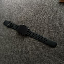 Apple series 5 Nike Watch - broken Screen