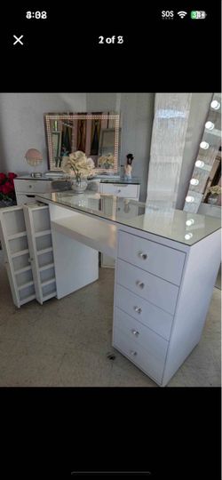Nail desk