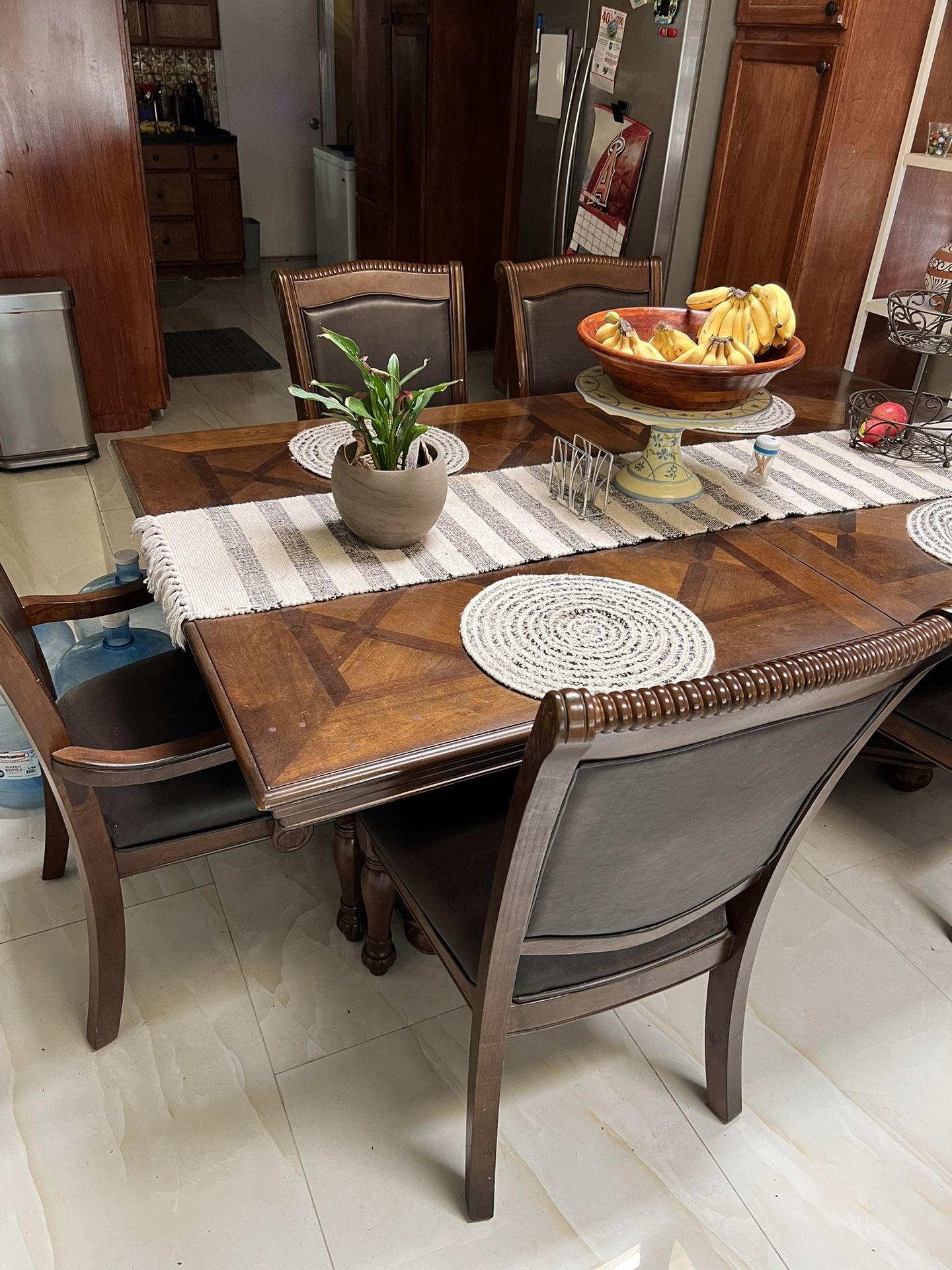 Dining Room Table & Chairs 
