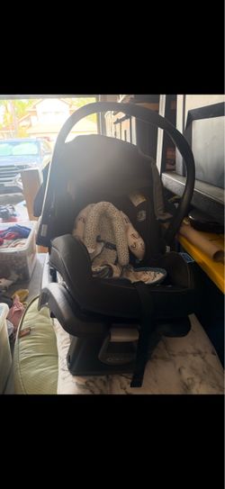 Graco Infant carrier & base