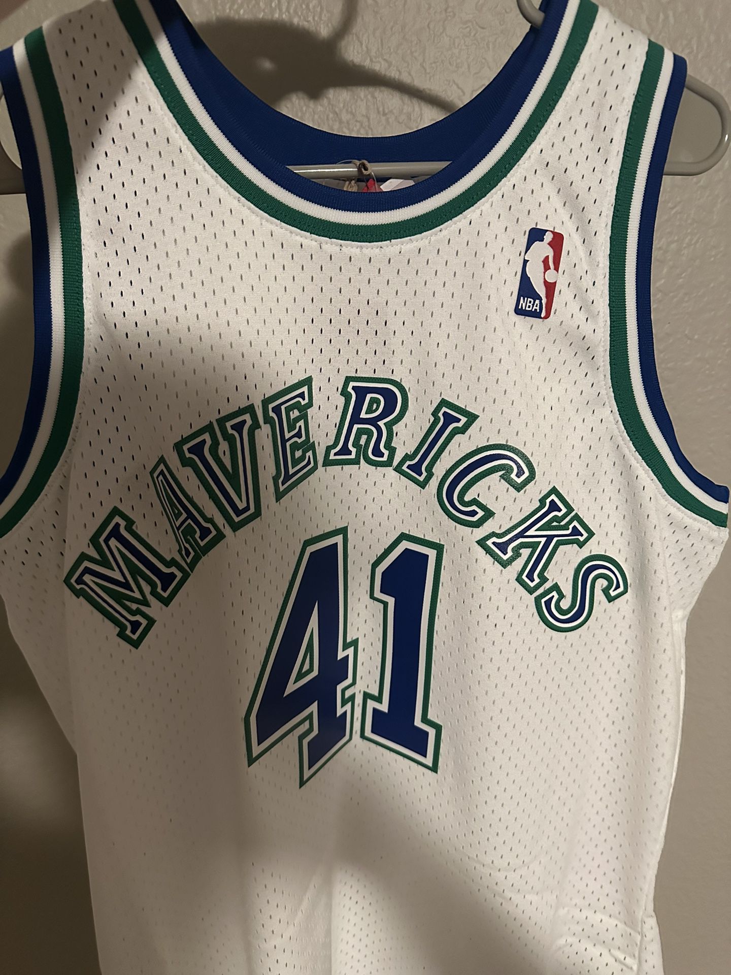 Dirk Nowitzki Adidas Dallas Mavericks Green Swingman Jersey Adult XL Sewn  Clean for Sale in Rochester, MI - OfferUp