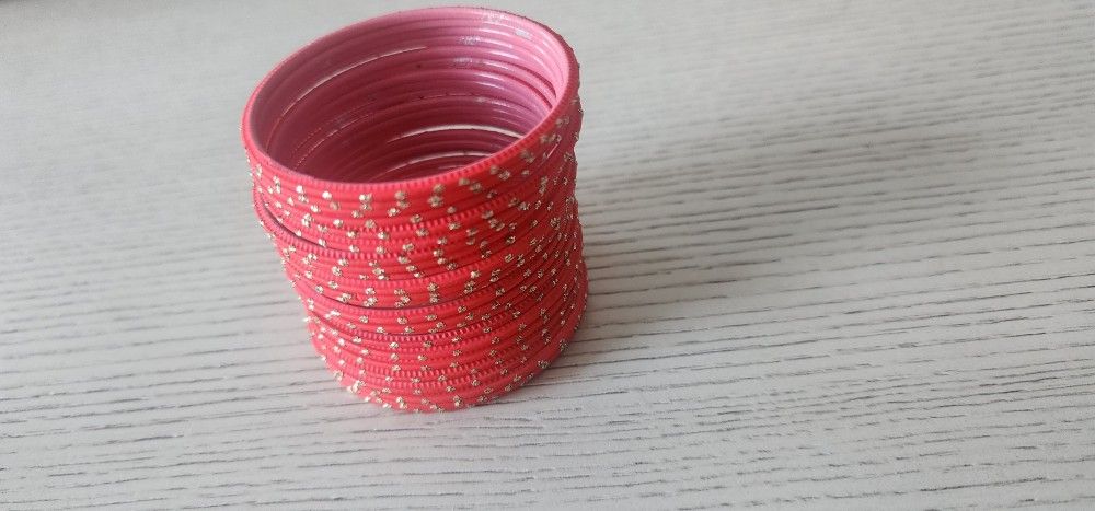 kids girls bangles set of 24 
size 2-5 year old girl.
metal.
Condition new open packaging 
no returns 
Feel free to ask questions 
happy to bundle 
pl