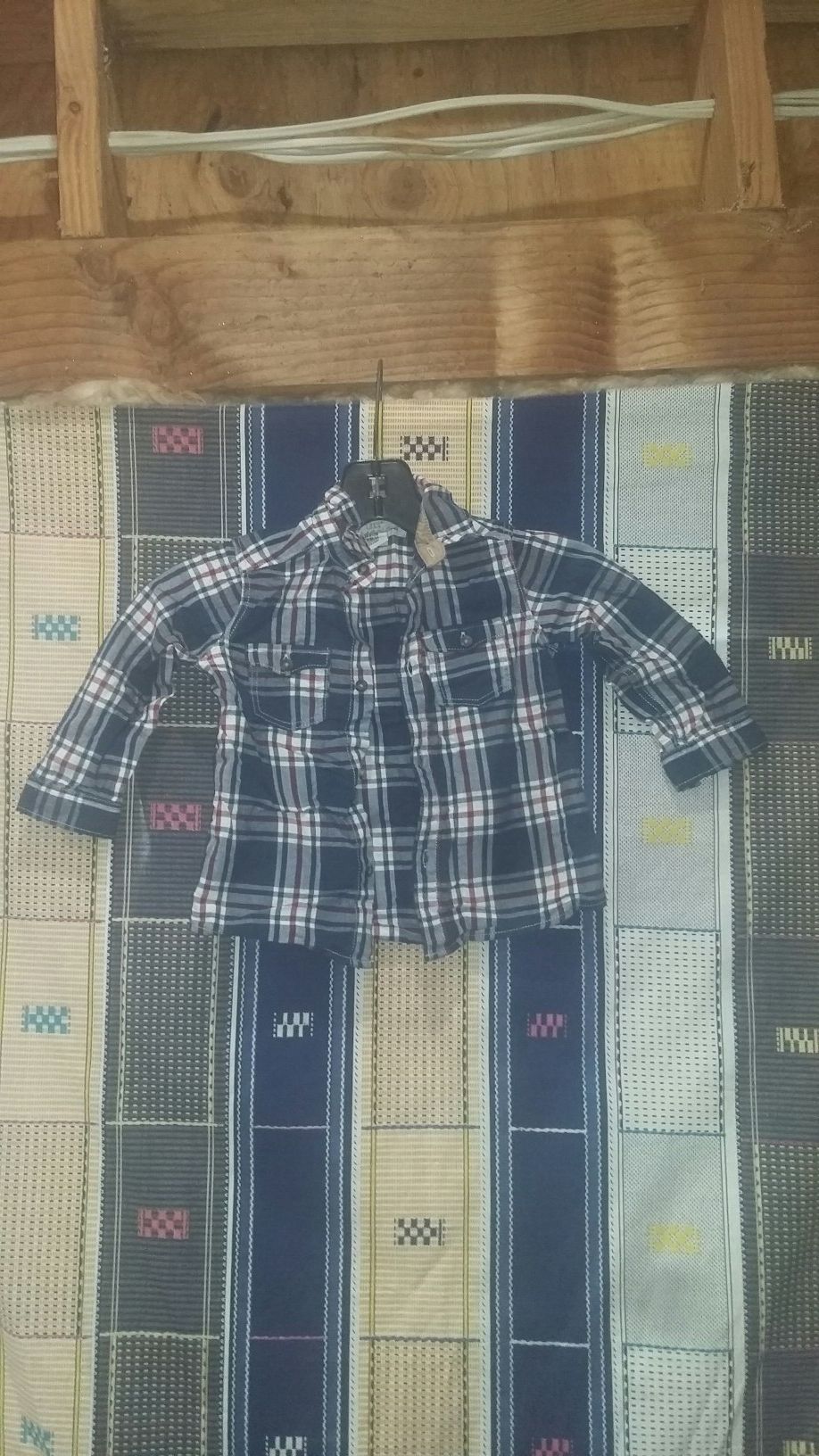 Long sleeve (Boys) button up plaid top. (Size 9-12month)