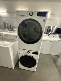 LG Washer And Dryer ventless “24  (lavadora y secadora )