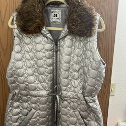 Ac-tiv- Ology Women Silver Large Fur Collar Vest