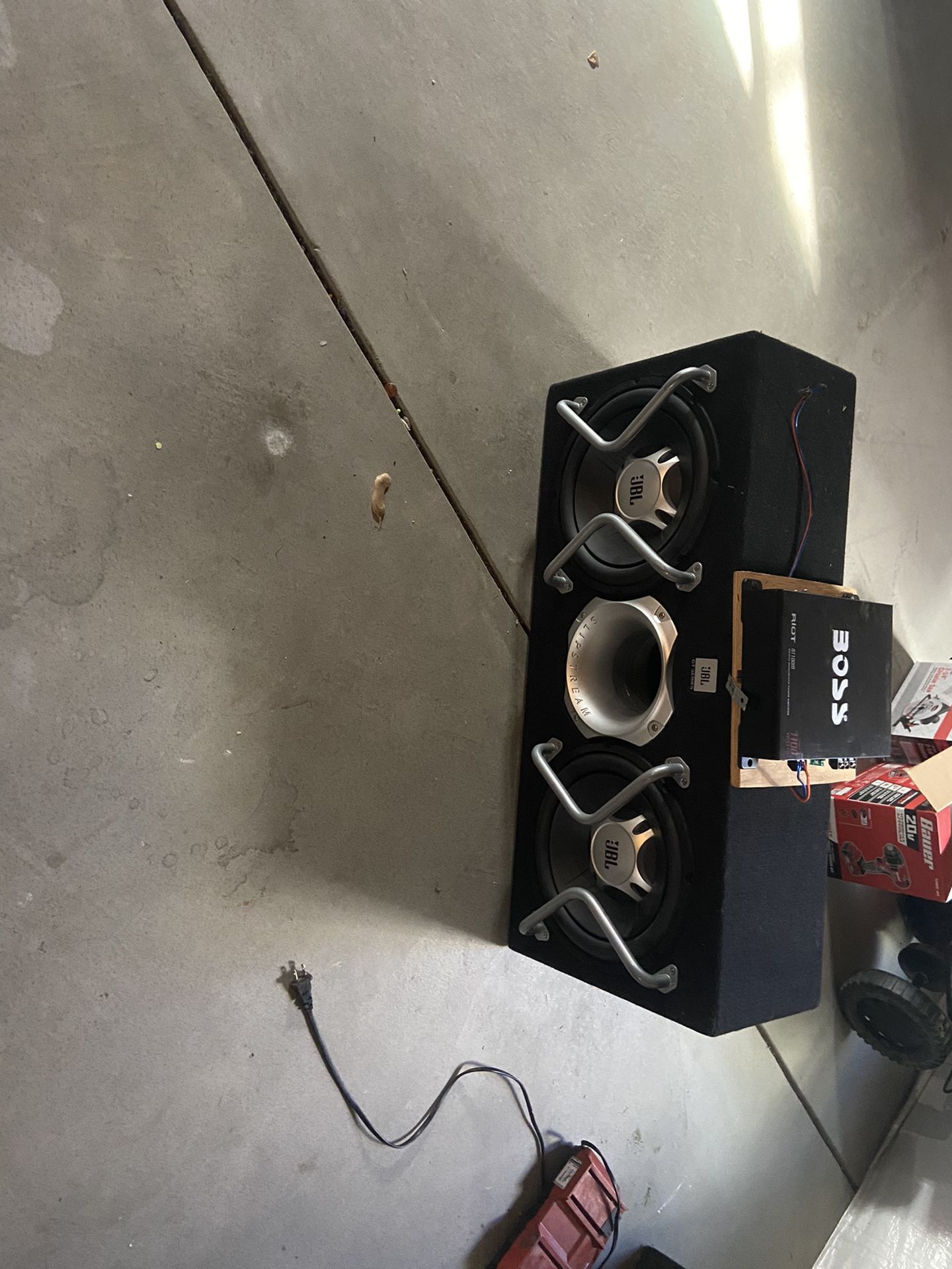 jBL Speakers For Sale Whit Amplifier For 380 Dollars