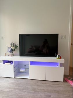 Beautiful tv stand w led