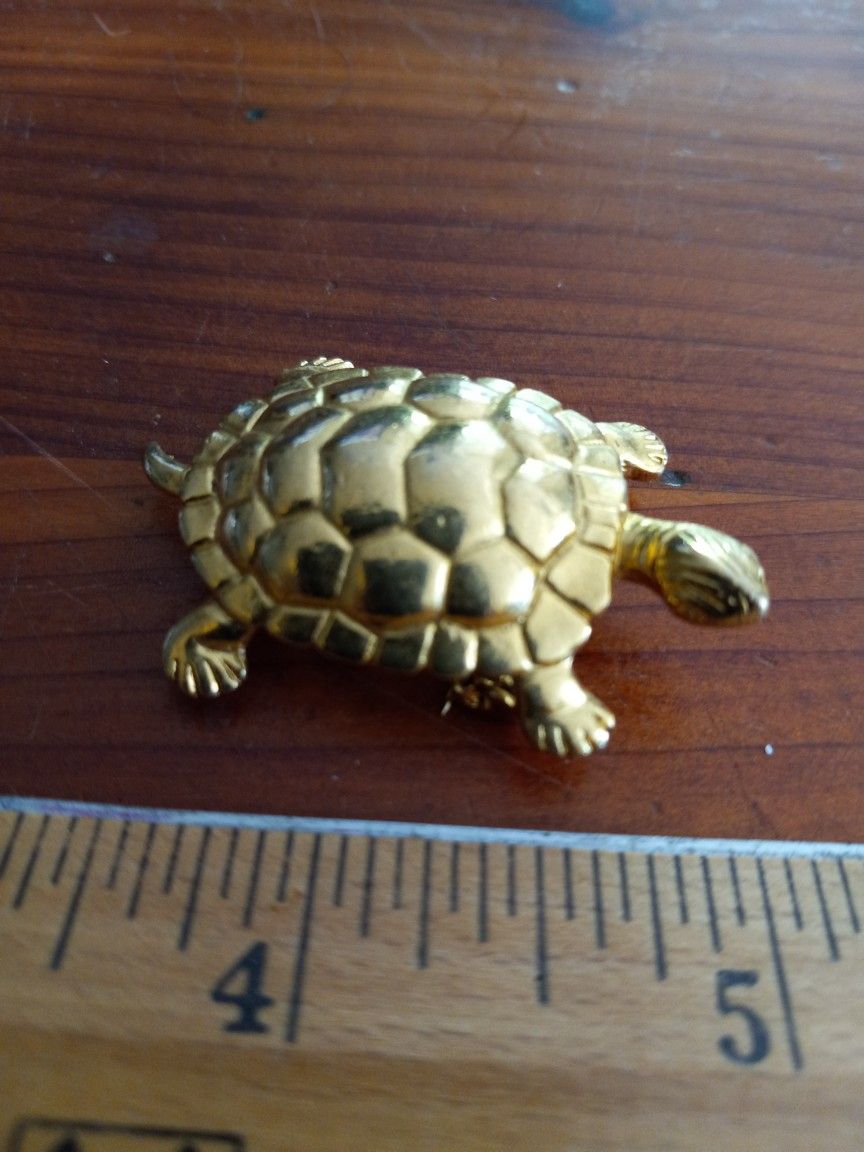Gold Tone Turtle Pin With Clasp