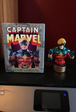 Captain Marvel mini bust 70’s version 3329 of 5000 Randy Bowen