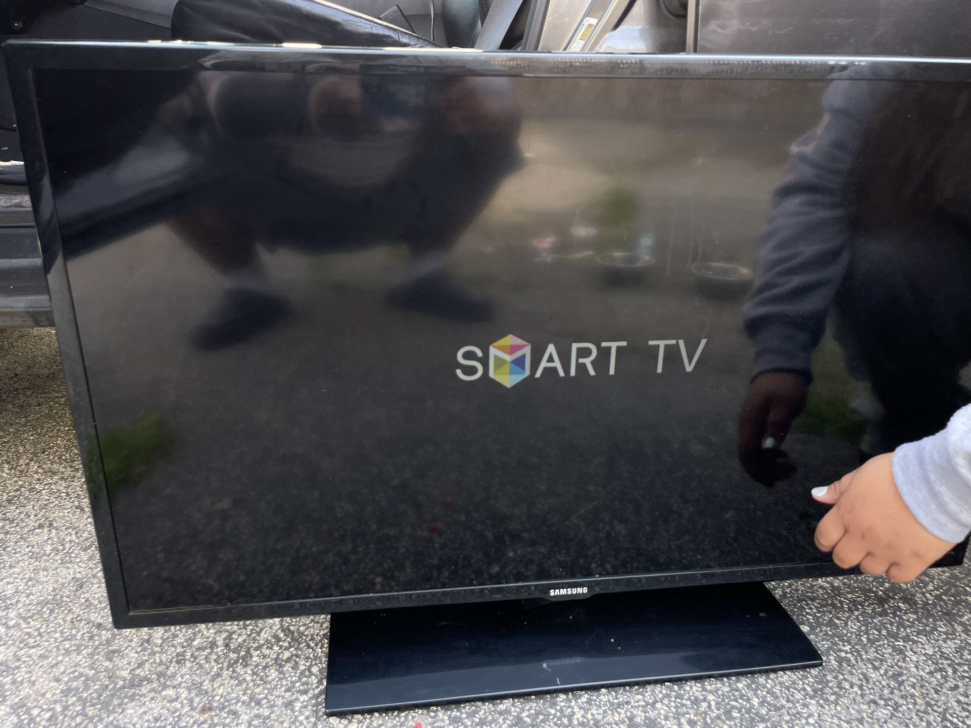 Nice Smart Tv . In Good Conditions No Cracks On Screen Nice Image Not Blurry.. Just Got A New One Don’t Meet It No More. Sorry No Remote..