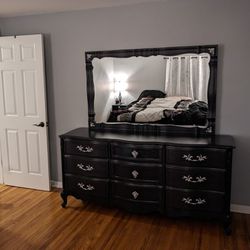 Beautifully Restored Dresser And Mirror Set! (Basset Furniture)