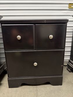 Ashley Shay 2-Drawer Nightstand