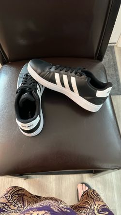 Adidas Woman Size 6 Black And White Like New