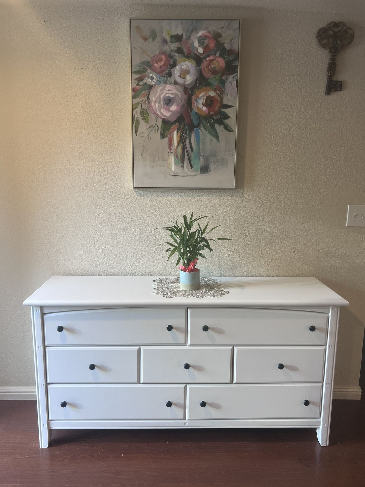 dresser, with 7 drawers 