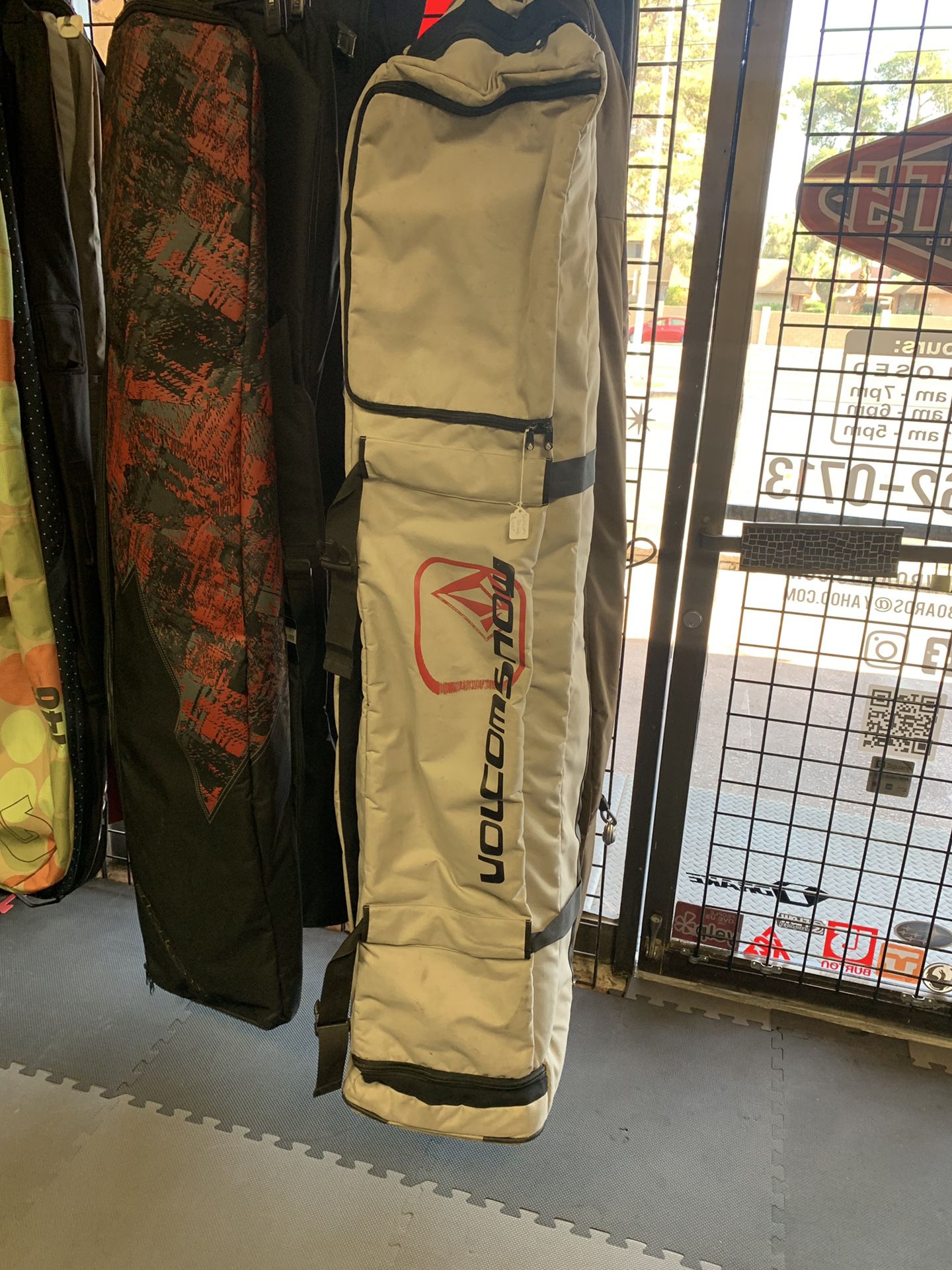 Volcom Large wheel snowboard travel bag