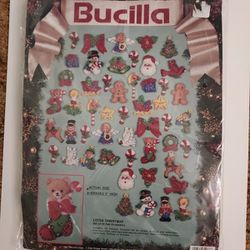 Bucilla Lotsa Christmas 50 Felt Ornaments Kit Vintage