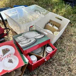 Christmas Dinnerware Sets‼️ 12 Piece Each 