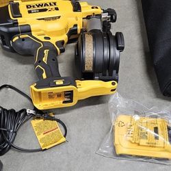 Dewalt 20V 15 coil roofing nailer kit