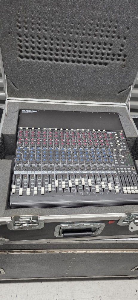 MACKIE CR1604-VLZ 16 CHANNEL MIXER W/ROAD CASE