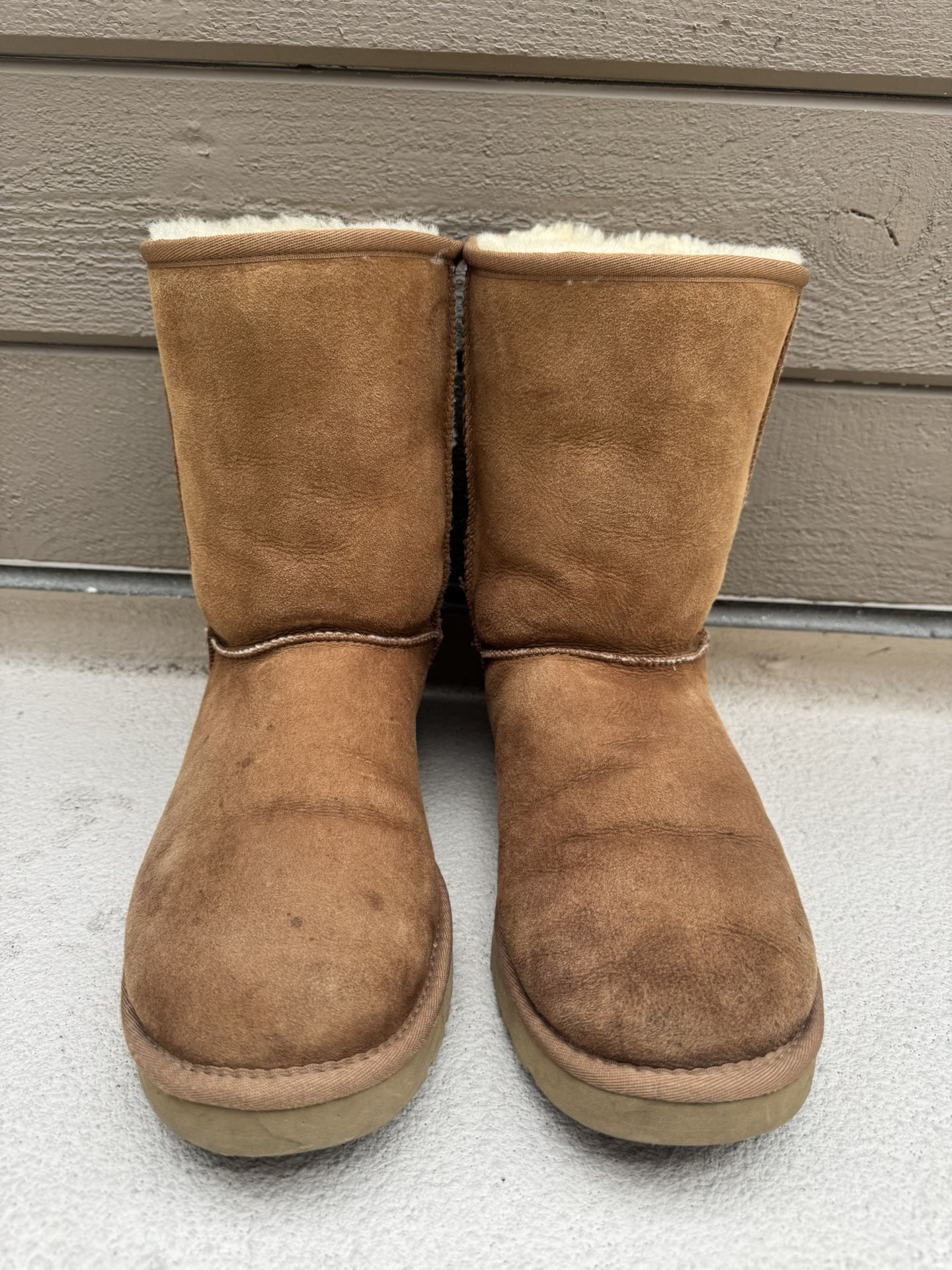 Classic Short UGG Women’s- Size 10