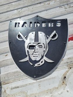 RAIDERS SIGN