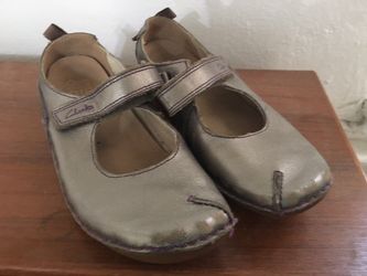 CLARKS AIR- Little girls shoes size 1- leather and gorgeous