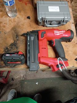 Milwaukee M18 FUEL 18g brad nailer w/ battery