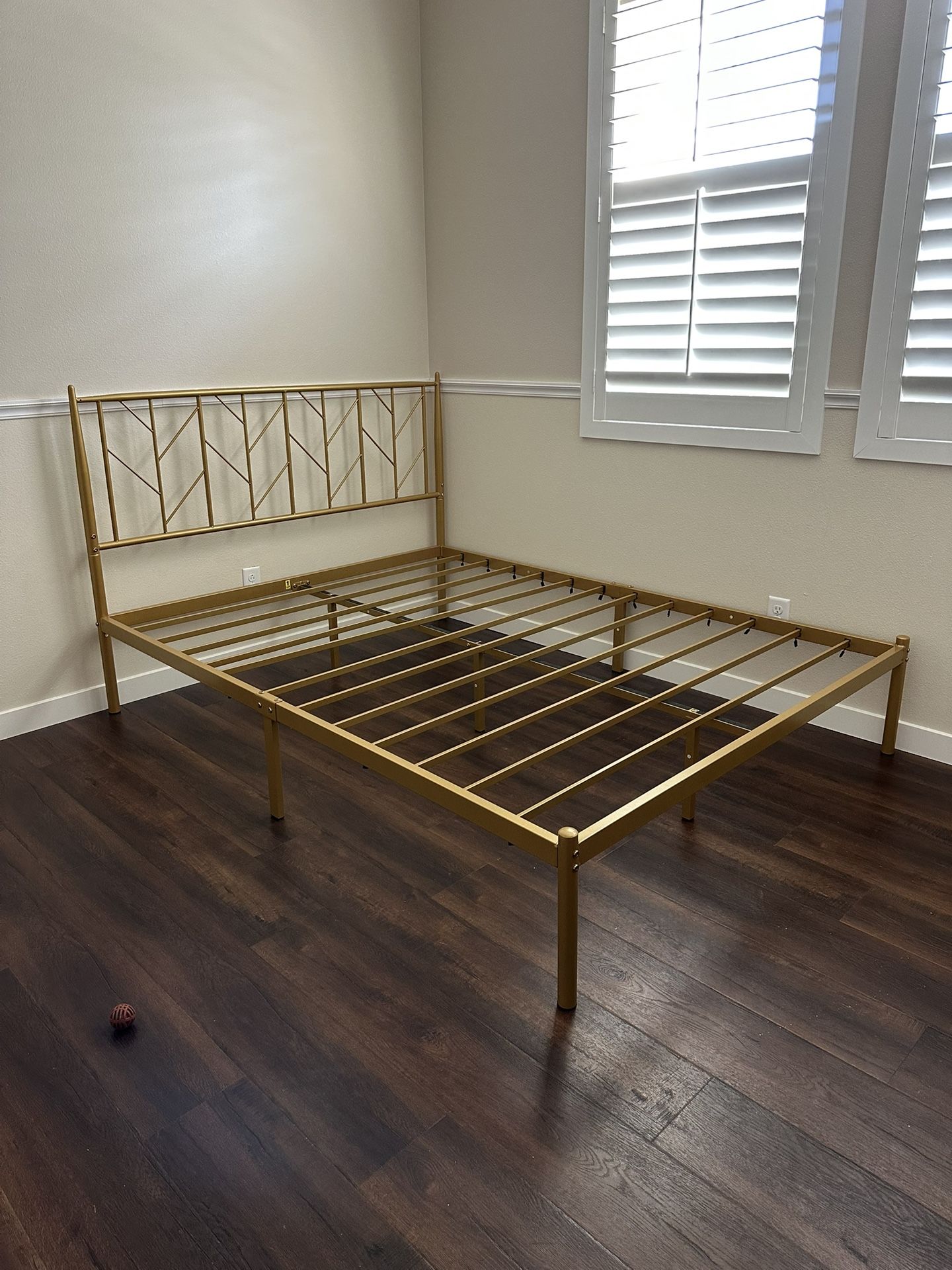Carragan Queen Size Platform