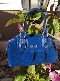 Dark blue Coach purse.. Size med... Good Condition!
