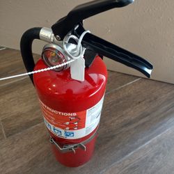 Fire Extinguisher W/ Wall Bracket