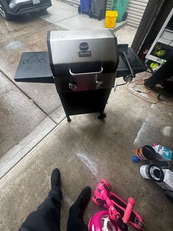 Gas grill and propane tank