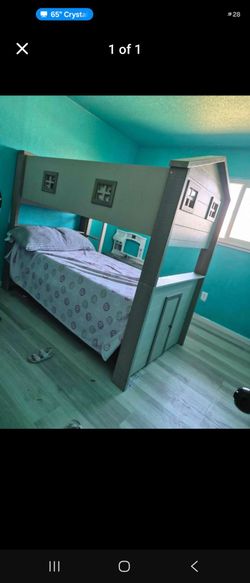Twin bunk bed