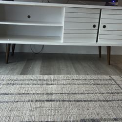 WHITE TV STAND/ BROWN LEGS / MODERN / STYLE/ IN GOOD CONDITION / DELIVERY NEGOTIABLE 