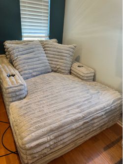 Over sized reading chair chase